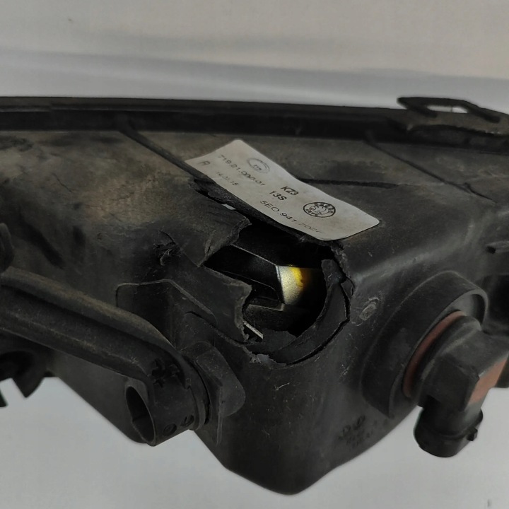 PHARES ANTIBROUILLARD DROIT AVANT SKODA OCTAVIA III (5E3) 5E0941702E 30562175 2.0L