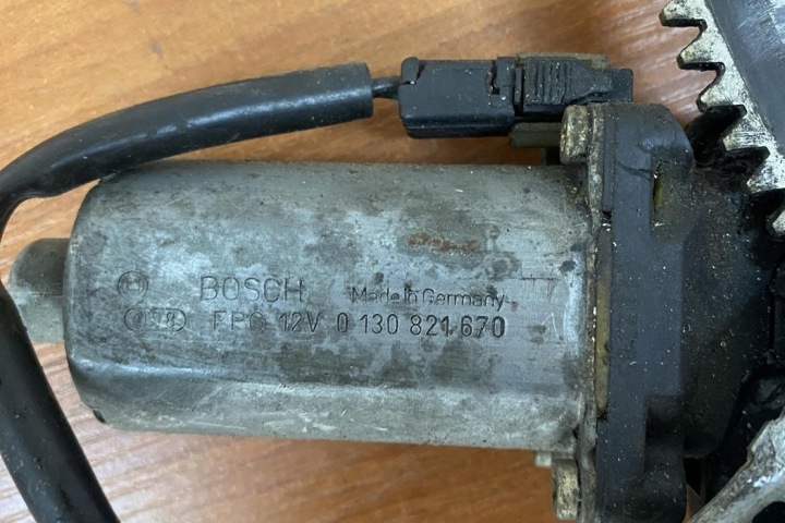 ÉLÉVATEUR VITRES PORTES ARRIÈRE AVEC MOTEUR AUDI 100 (5000) 0130821670 DIESEL