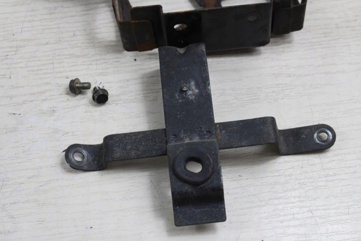 HONDA CB250 MC26 CORBEILLE FIXATION POIGNÉE BATTERIE