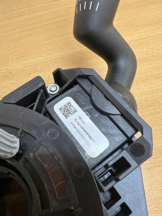DZWIGNIA/PRZELACZNIK CLIGNOTANTS ESSUIE-GLACES LAND ROVER D7619 3.0L