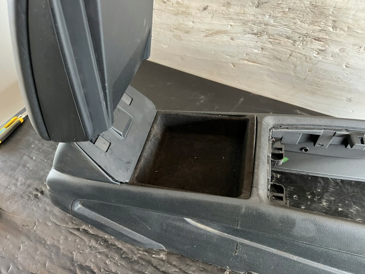 AUDI Q7 4L TUNNEL CENTRAL ACCOUDOIR 4L2863244C