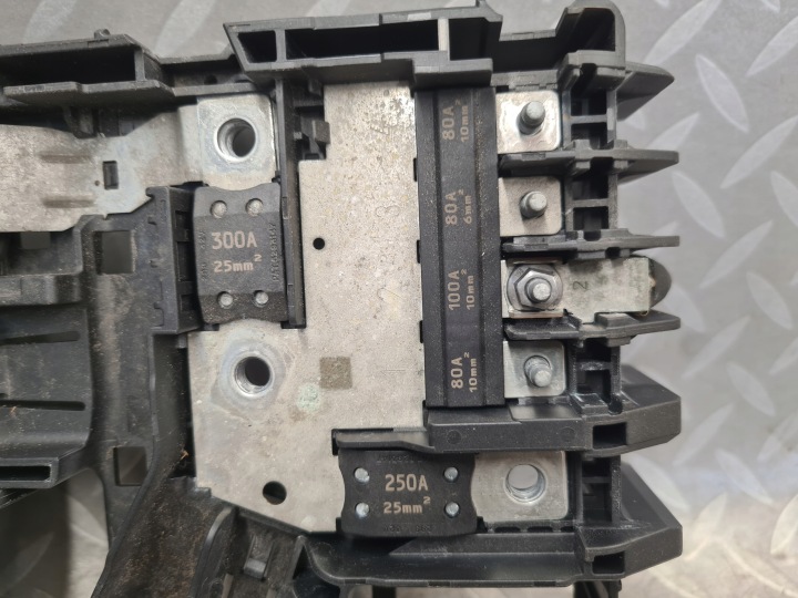 SERRE-CÂBLE BOÎTE FUSIBLES SUR BATTERIE MERIVA II B 13362765