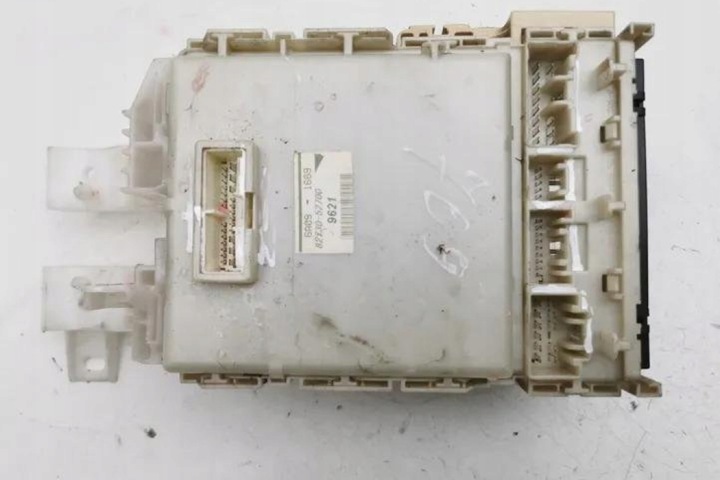 BOÎTE FUSIBLES TOYOTA YARIS (_P1_) 8273052700 1.4L DIESEL 55KW 2006