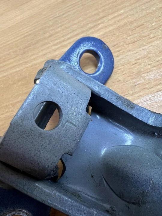 CHARNIÈRE GAUCHES ARRIÈRE PORTES HYUNDAI TUCSON (TL, TLE) D7333 1.6L GASOLINE