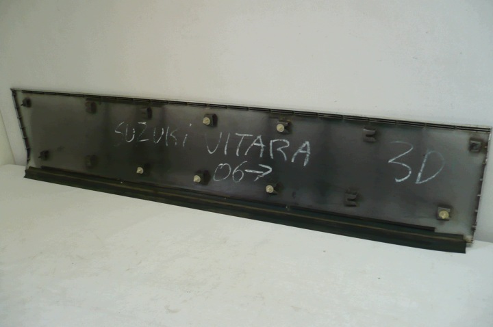 SUZUKI GRAND VITARA II 05- MOULURE PORTES GAUCHE AVANT VERSION 3 DE PORTE