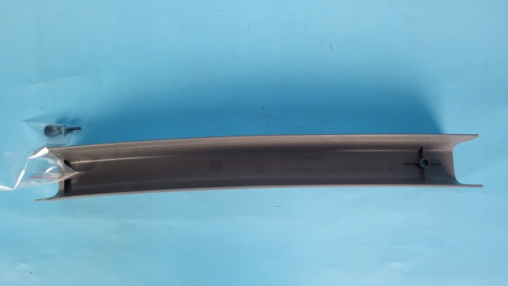 DEUTZ-FAHR 6130 TTV 19R PROTECTION COUVERCLE MOULURE DROITE 0.027.1767.0