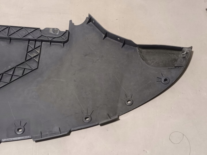 PROTECTION PLAQUE SOUS PARE-CHOCS TESLA 3 AVANT EN TRÈS BON ÉTAT