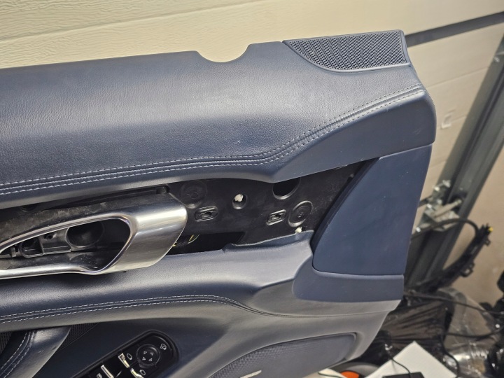 COLLECTEUR PORTES GARNITURE GAUCHE AVANT PORSCHE PANAMERA BLEUE COMMUTATEUR
