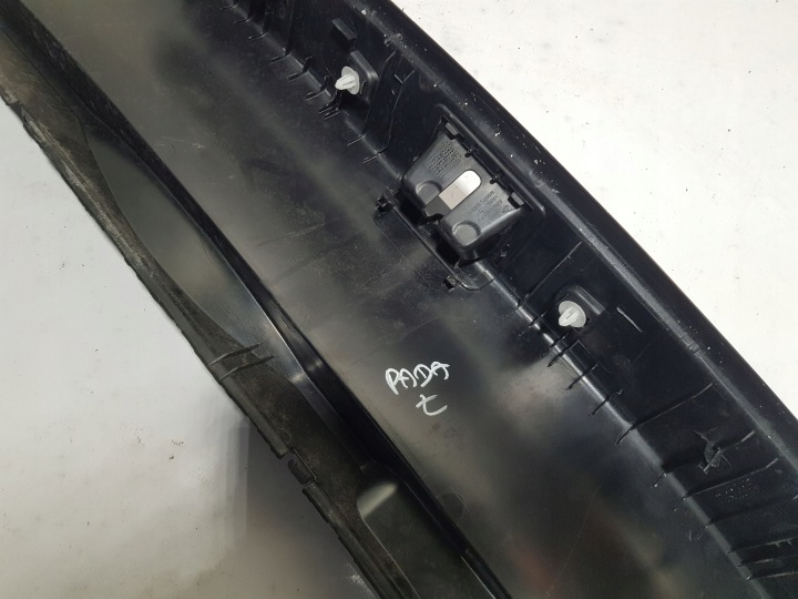 PROTECTION SEUIL COUVERCLES DE COFFRE MERCEDES W204 2046900825