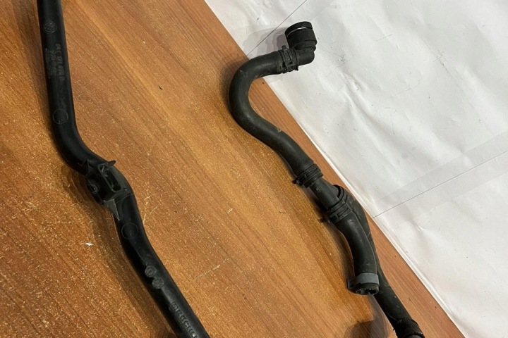 AUTRE CONDUITES DE DÉRIVATION VW GOLF VII (5G1, BQ1, BE1, BE2) 04C121070B DIESEL 2016