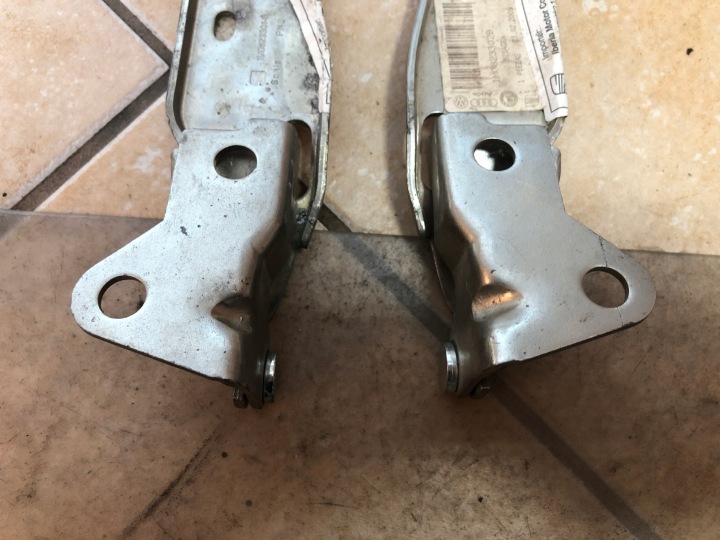 SEAT OE 1M0823301B, 1M0823302B CHARNIÈRES CAPOTS