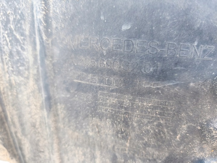 PASSAGE DE ROUE DROIT AVANT MERCEDES C-KLASA W205 16R A2056912800