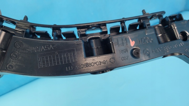 MERCEDES W206 C220 23R GLISSIÈRE PARE-CHOCS GAUCHE ARRIÈRE A2068855800 A2068800301
