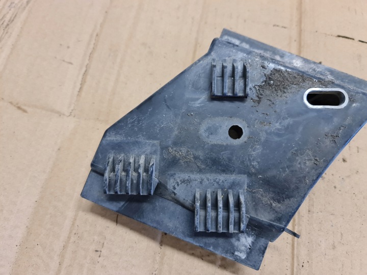 GLISSIÈRE PARE-CHOCS GAUCHE ARRIÈRE AUDI A8 D2 4D0807571