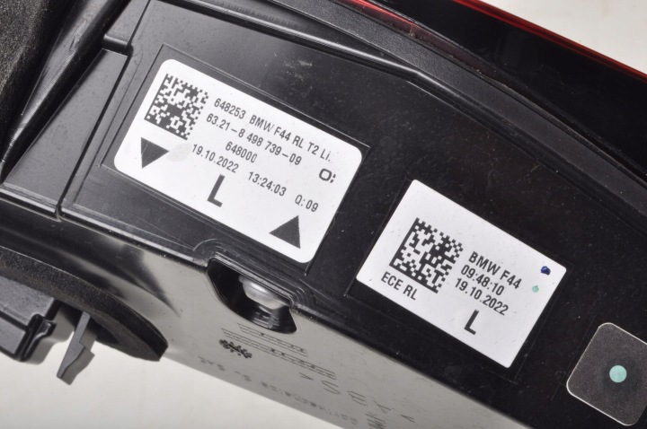 BMW F44 PHARE GAUCHE ARRIÈRE DANS COUVERCLE DE COFFRE 8498739