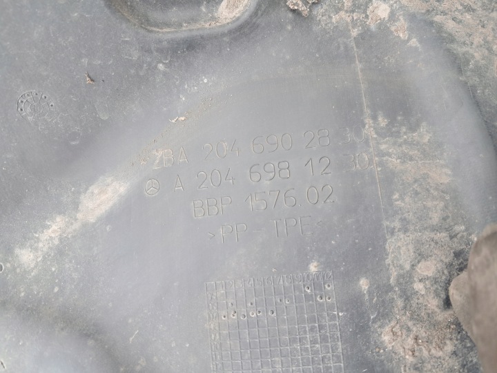 PASSAGE DE ROUE DROIT AVANT MERCEDES W204 A2046902830