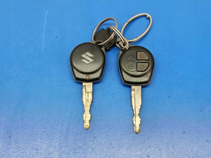 SUZUKI SWIFT IV 04-10 1.3 16V CONTACTEUR D'ALLUMAGE 2KLUCZYKI IMMO SEMELLE PORTES