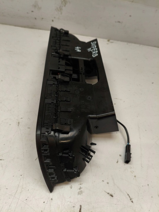 SKODA SUPERB B8 (3V) GRILLE CONDUIT D'AIR CENTRALE CLIMATISATION 3V0820951D