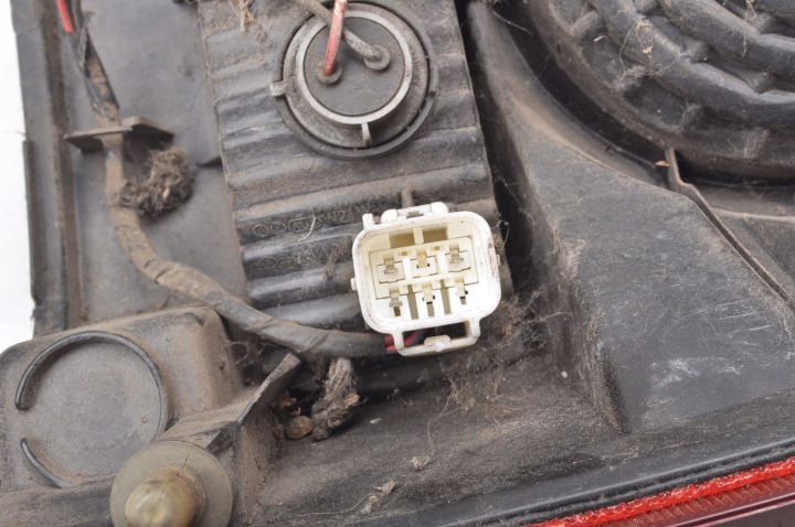 MITSUBISHI PAJERO III LIFT PHARE GAUCHE ARRIÈRE GAUCHE ARRIÈRE