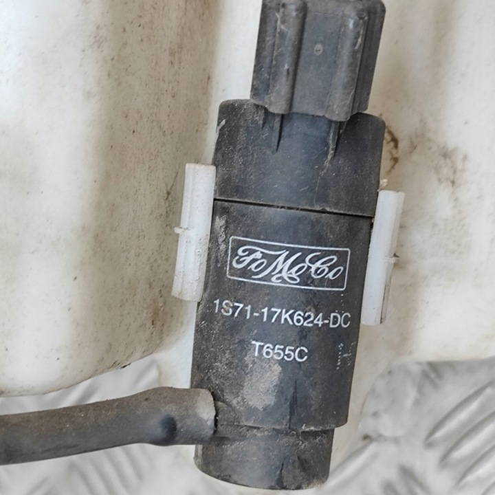 VOLVO S40 2005 RÉSERVOIR LIQUIDE VERS LAVE-GLACES VITRES AVANT AVANT