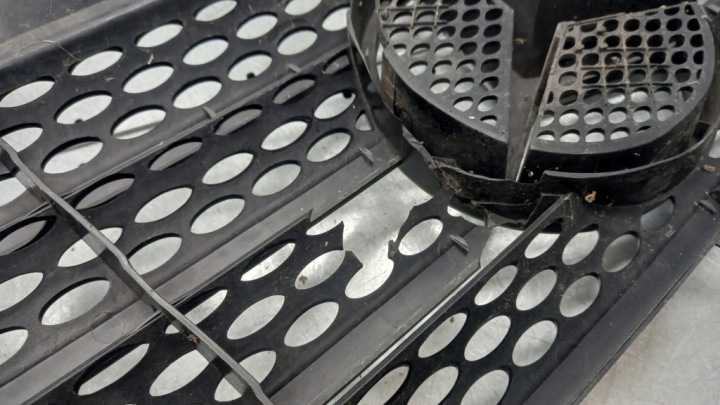 GRILLE MERCEDES VITO W639 8800185