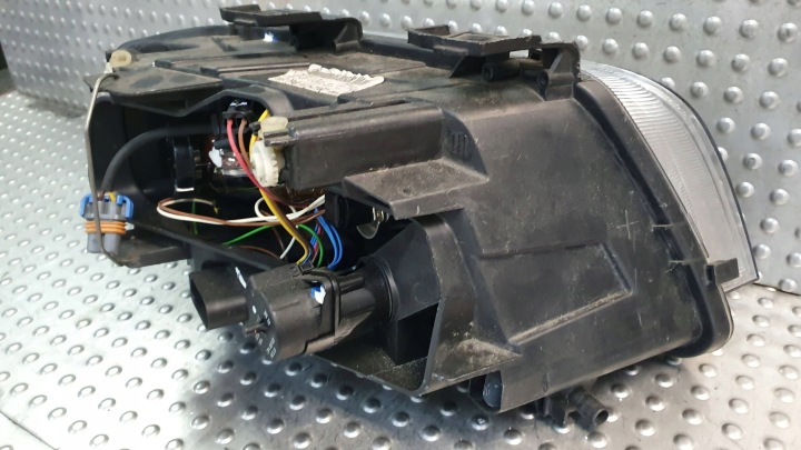 PHARE AVANT GAUCHE XÉNON AUDI A6 C5 4B0941003 97-