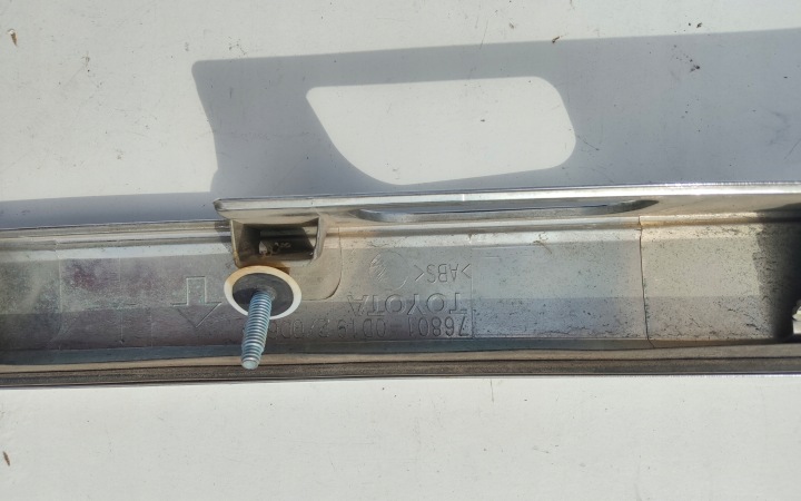 CACHE MOULURE CROM COUVERCLES DE COFFRE ARRIÈRE TOYOTA YARIS III 76801-0D192