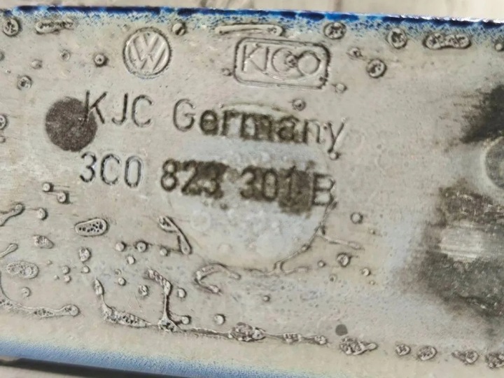 GAUCHE CHARNIÈRE CAPOTS VW PASSAT B6 (3C2) 3C0823301B 2.0L DIESEL 103KW 2007