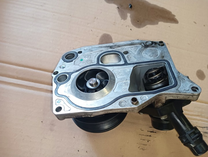 POMPE À EAU BMW 2.0D B47| 8514458 00916683 4118930