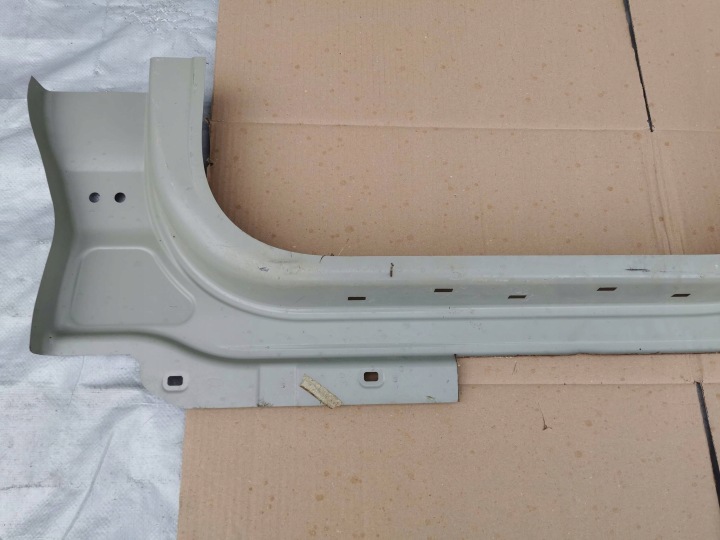 KIA SORENTO IV 20- SEUIL DROIT BRODERIE INFÉRIEUR SEUIL
