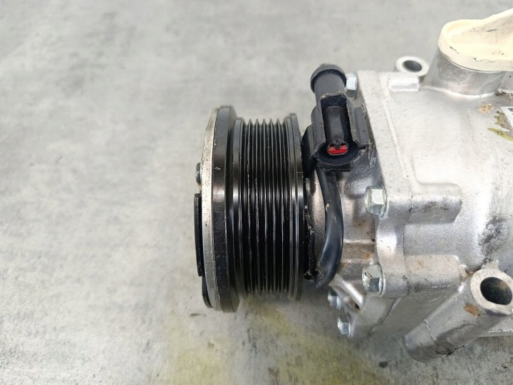 COMPRESSEUR DE CLIMATISATION FORD FIESTA MK7 8FK351334-331 BEHR/ HELLA 1.4 16V