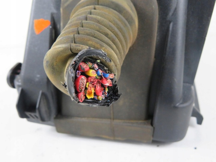 BOÎTE FUSIBLES VOLVO V70 II 30728132
