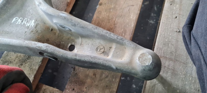 MASERATI QUATTROPORTE VI BRAS DE SUSPENSION INFÉRIEUR DROIT AVANT AVANT 3.8 06700069330