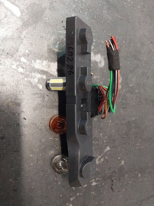 DOUILLE D'AMPOULE ARRIÈRE GAUCHE SKODA OCTAVIA MK1 (1U) UNIVERSEL 1U9945257