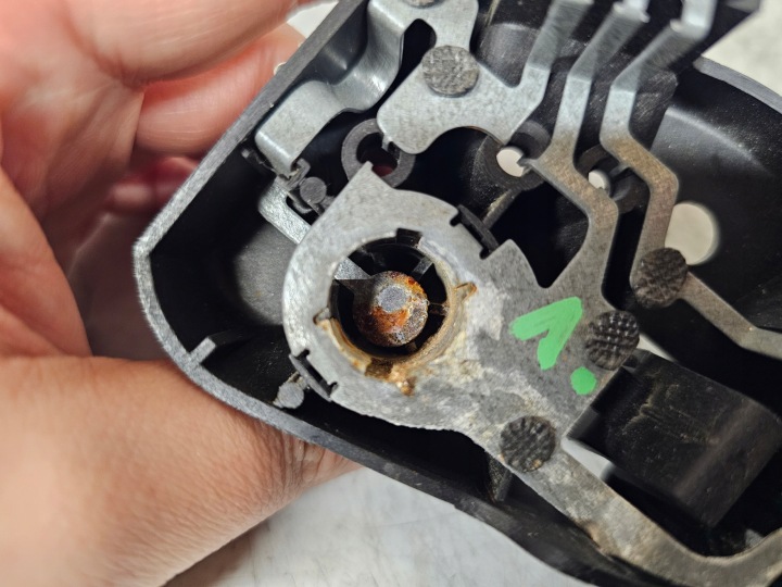 DOUILLE D'AMPOULE GAUCHE ARRIÈRE DANS COUVERCLE DE COFFRE BMW E46 6907937 388569L NR698