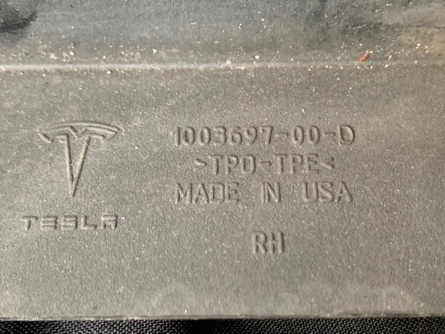 TESLA MODÈLE AVEC FINITION SEUIL DROIT 1003697-00-D