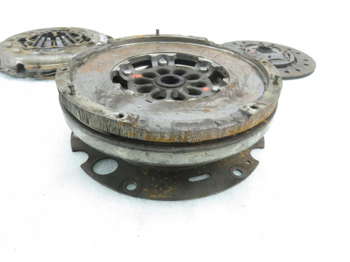 VOLANT BIMASSE AUDI A5 2.7 TDI 0B3141117 0B4141031 0B2105266C