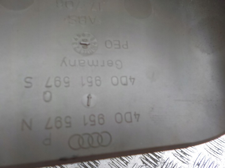 AUDI A8 D2 PROTECTION CHÂSSIS CAOUTCHOUC 4D0951597N