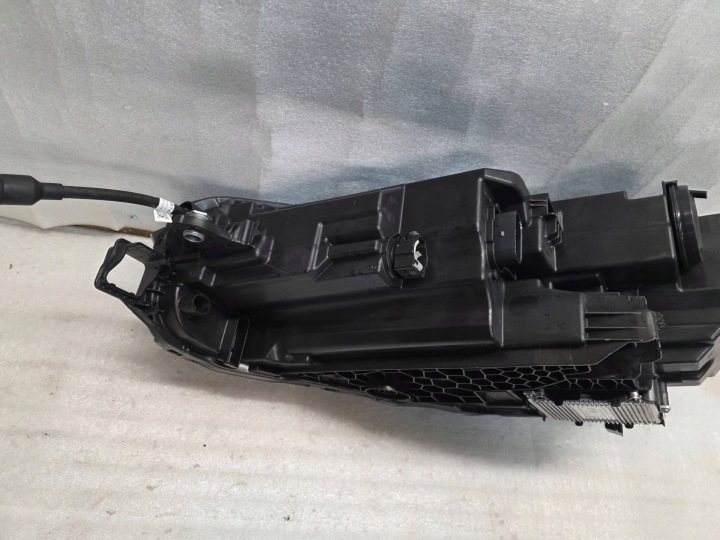 PROJECTEUR AVANT CÔTÉ DROITE SKODA SUPERB B9 3P1941016B GENUINE