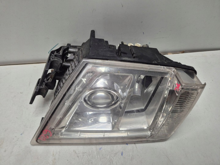 PROJECTEUR PHARE ENDOMMAGÉE AVANT CÔTÉ DROITE VOLVO FH FM 82304585
