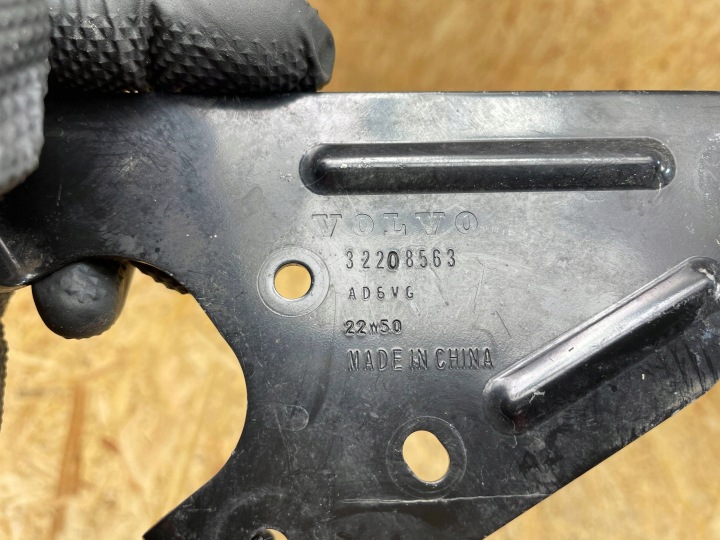 SUPPORT POIGNÉE FIXATION POMPES À EAU VOLVO XC40 II 32208563 2017-