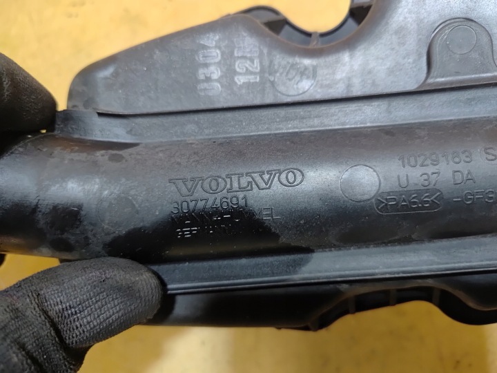 VOLVO V60 I 2.4 D5 TUYAU AIR TURBO 30774691 11-