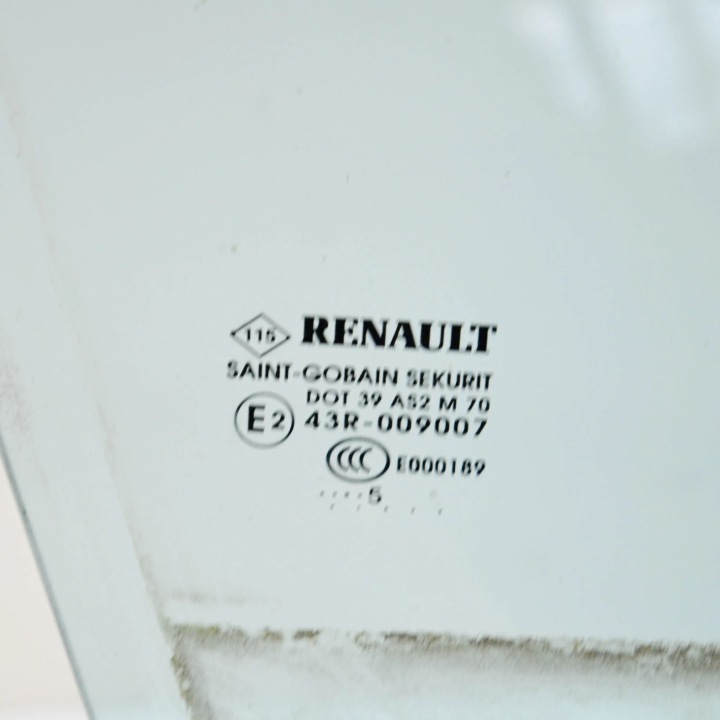 RENAULT ZOE 2015 AVANT CÔTÉ DROITE VITRE DE PORTIÈRE AVANT
