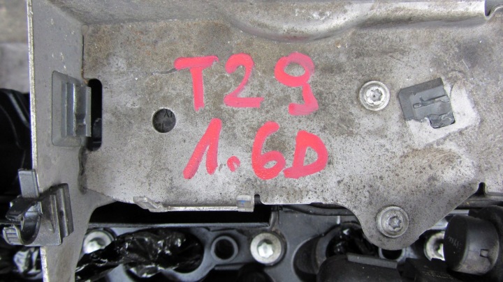 TOYOTA AVENSIS T27 LIFT T29 1.6 MOTEUR POTEAU N47C9A01 N47C