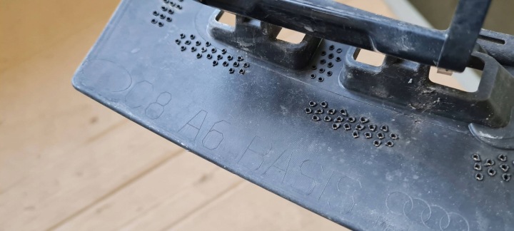 A6 C8 4K GLISSIÈRE FIXATION LAVE-GLACE GAUCHE AVANT 4K0807095