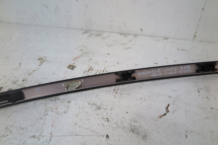 MERCEDES W207 DROITE MOULURE TOITS PARE-BRISE