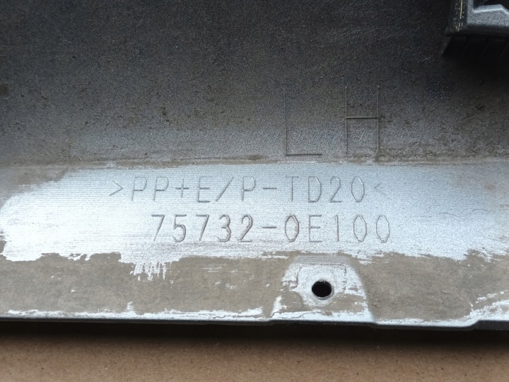 MOULURE SUR PORTES GAUCHE AVANT TOYOTA HIGHLANDER IV AVANT GAUCHE