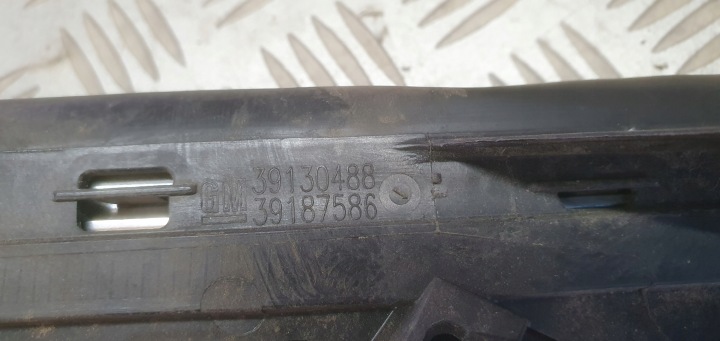 MOULURE GARDE-BOUE DROITE OPEL ASTRA K HAYON