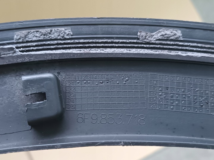 MOULURE DROITE AVANT SEAT ARONA AVANT DROIT 6F9