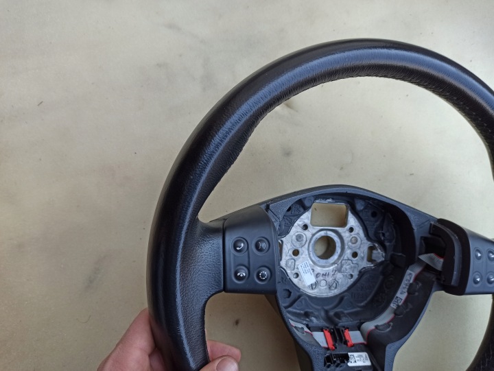 VOLANT SEAT LEON II CUIR MULTIFONCTION BONNES CONDITIONS